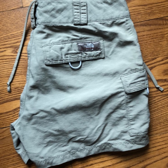 North face shorts - Picture 3 of 4